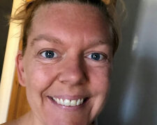 "Zděsilo mě to, můj manžel se nemohl přestat smát": Derrie Mathews si přála mít na svatbu zdravou barvu