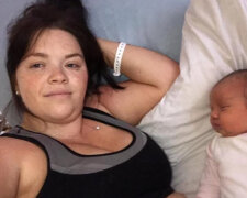 "Myslela jsem, že se cítím špatně kvůli stresu": Žena, která nevěděla o těhotenství, vyšla ze sprchy a nečekaně porodila syna