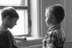 „Adam rozbaloval dárky od přátel a vzpomněl si na své 12. narozeniny. Vzpomínka na přítele a na dort se solí zůstane v paměti na celý život.“Ze života