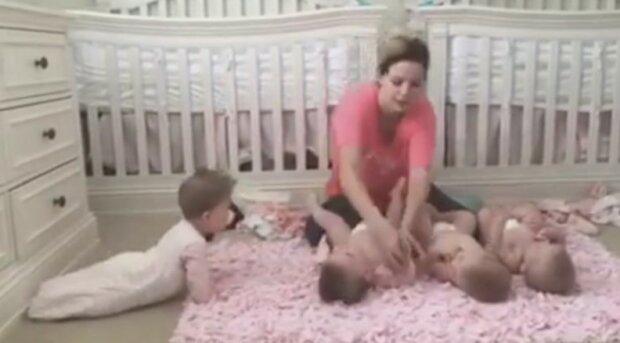 Máma rozložila čtyři miminka na přebalování: dala dívky vedle sebe, ale nevěděla, že to dlouho nevydrží
