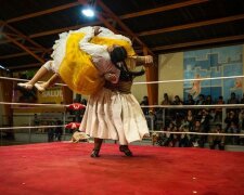 Cholitas wrestling: jak se baví bolivijské hospodyňky