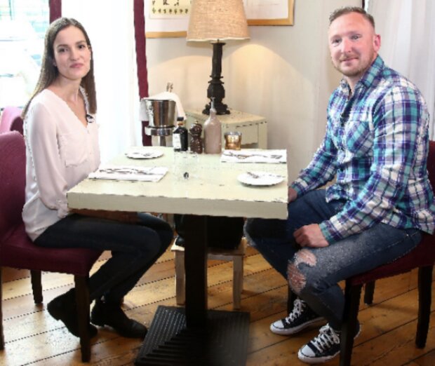 V show se nezadaní lidé naslepo seznámí u první večeře. Foto: snímek obrazovky extra.cz