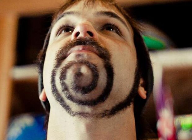 Vousy jako opičí ocas. Foto: snímek obrazovky boredpanda.com