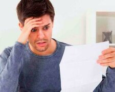 Když vyšli z budovy soudu, žena bývalému manželovi dala do rukou list papíru, který ho donutil rozvodu litovat