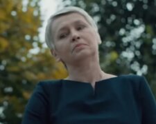 Babička nemohla zadržet slzy. Na prahu stál pytel s oblečením. Vnuk se k ní vyšplhal do náruče, objal ji kolem krku a rozplakal se