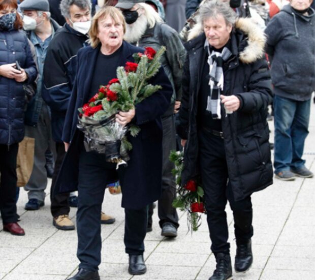 Rozloučení s Mirem Žbirkou. Foto: snímek obrazovky extra.cz