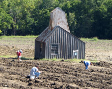 "Když jsem poprvé viděl ten diamant, pomyslel jsem si: jaký má krásný tvar a barvu": Pár šel na dovolenou a našel diamant při procházce v parku