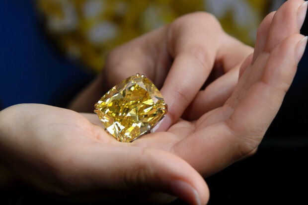 Jeden podnikatel koupil obrovský diamant v Jižní Africe: Asistent klenotníka vyřešil problém, který zkušení mistři nezvládli