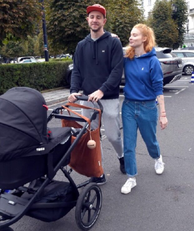 Jakub Štáfek se snoubenkou Dominikou a dcerou Olivií. Foto: snímek obrazovky extra.cz