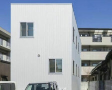 Japonci vytvořili dům, ve kterém nejsou žádné zdi: Rodina žije v domě, zvenku vypadá jako obyčejný dům, ale uvnitř se skrývá 13 pater