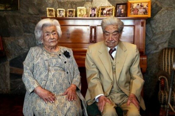Je mu 110 let a je jí 104 let a jsou stále spolu : starší manželský pár se dostal do Guinnessovy knihy rekordů