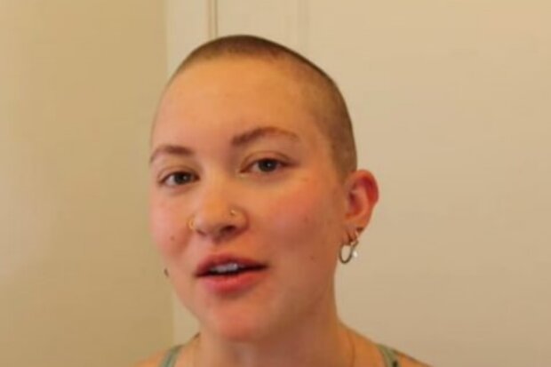 "Vlasy nejsou klíčem k mé ženskosti: Jak jsem si koupila svobodu místo šamponu"