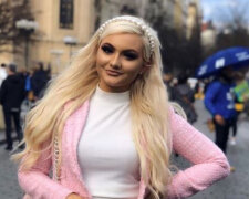 Studentka se za rok stala milionářkou, protože vypadá jako panenka Barbie: Kolik vydělává dívka