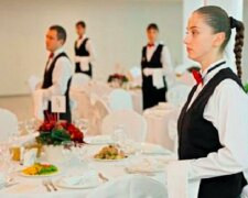 Žena pracovala jako servírka na svatbě svého bývalého. Na konci večírku jí dala matka ženicha obálku