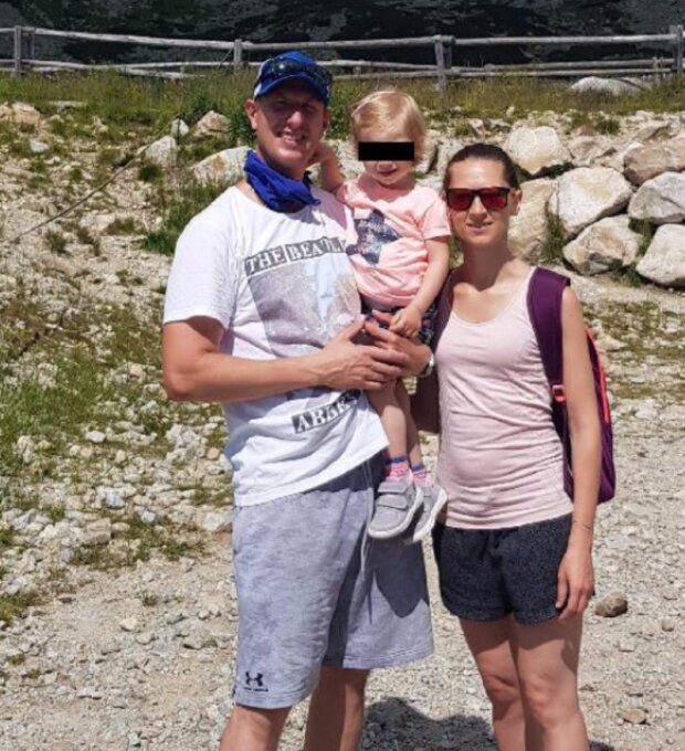 Bývalý hokejista Miroslav Ďurák se loučí se svou manželkou. Foto: snímek obrazovky extra.cz