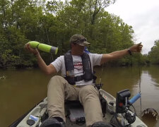 Chytal velké ryby, chytil a musel utéct: velmi velká kořist vyděsila rybáře