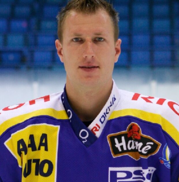 Bývalý hokejista Miroslav Ďurák se loučí se svou manželkou. Foto: snímek obrazovky extra.cz