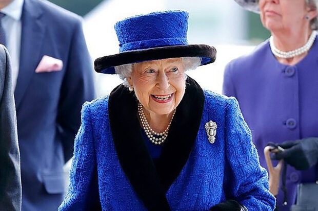 "Si tak mladý jak se cítíš": 95letá královna Alžběta odmítla cenu Stará dáma roku