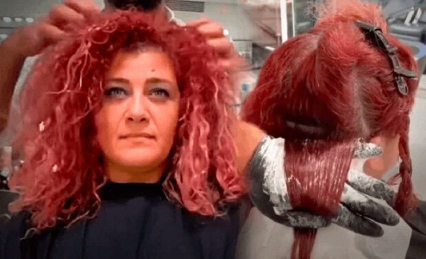 Žena navštívila salón krásy, aby se zbavila “nepovedené” barvy vlasů