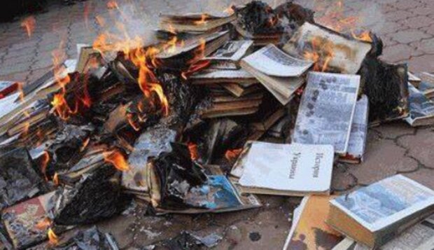 Knihy. Foto: snímek obrazovky pbs.twimg.com