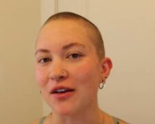 "Vlasy nejsou klíčem k mé ženskosti: Jak jsem si koupila svobodu místo šamponu"