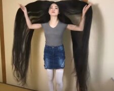 Dívka už 15 let nechodila ke kadeřníkovi: prozradila, že už je zvyklá na pohledy cizinců na ulici a většinou nosí vlasy zapletené v copu