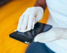 Nelze otírat telefon: šest chyb, které děláme při používání vlhčených ubrousků