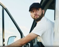 Na silnici na krajnici stál drahý Mercedes a vedle něj neklidná starší paní. "Určitě potřebuje pomoc," pomyslel si Jiří a prudce zabrzdil: z života