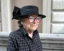 "Jestli chcete vybrat méně než 100 dolarů, použijte bankomat": co udělala starší dáma, aby si z účtu vybrala částku, kterou potřebuje