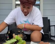 Holka a pes. Foto: snímek obrazovky YouTube