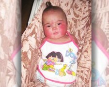 Rodina adoptovala dívku, která se narodila bez rukou a nohou: biologická matka dítě okamžitě opustila