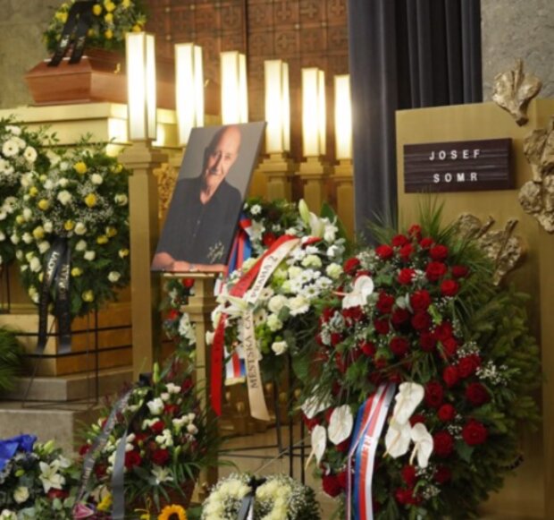 Poslední rozloučení s hercem Josefem Somrem. Foto: snímek obrazovky extra.cz