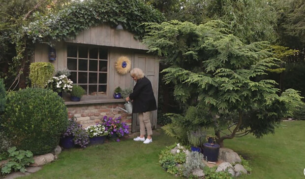 Iva Hüttnerová ukázala krásnou zahradu, kterou opečovává už přes dvacet let. Kdo pomáhá herečce: "Musí být tvoje, musí to být tvoje dílo"