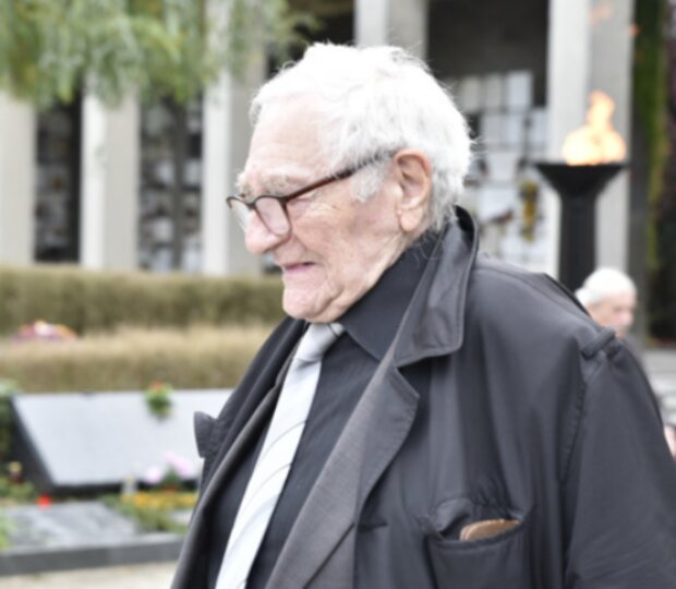 Poslední rozloučení s hercem Josefem Somrem. Foto: snímek obrazovky extra.cz