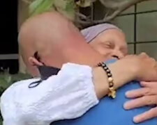 „Pochopil jsem, že mě dala, abych měl šanci na lepší život“: Proč chtěl muž najít před 40 lety ztracenou maminku