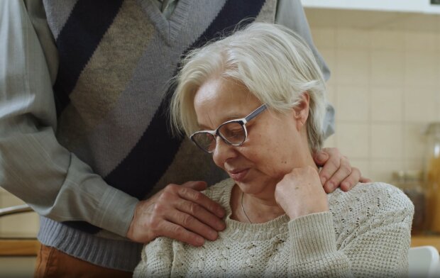 "Odvedl si s sebou třicetiletou milenku a odešel bydlet do bytu, který jsme koupili pro naši dceru. Říká, že jí teď nepotřebuje": podvedená manželka