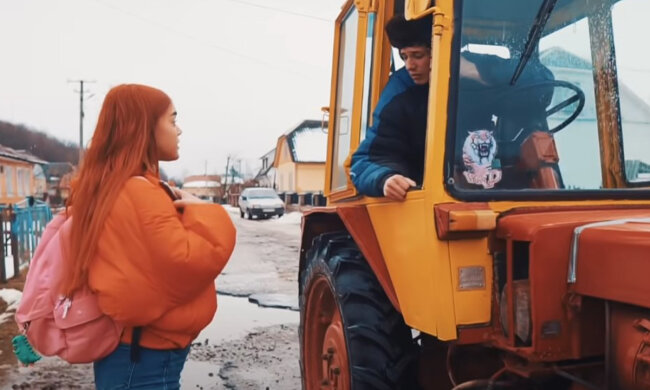 Vesnický chlapec řekl matce, že se ožení pouze s tou dívkou, která s ním pojede na traktoru na matriku