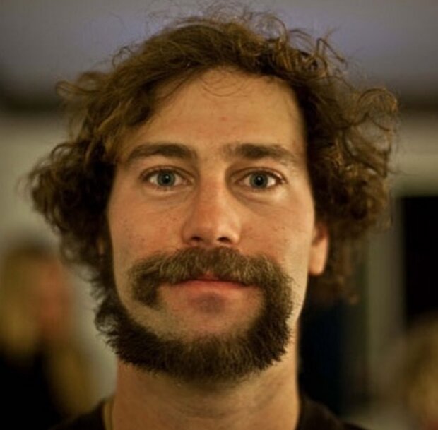 Vousy jako opičí ocas. Foto: snímek obrazovky boredpanda.com