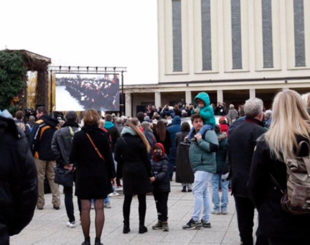 Rozloučení s Mirem Žbirkou. Foto: snímek obrazovky extra.cz