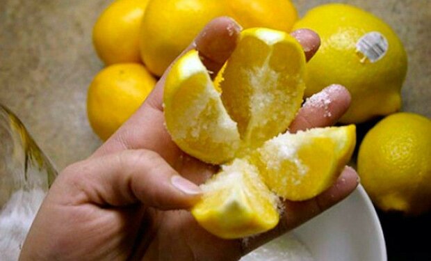 “Nakrájejte citron na čtyři části, ale ať se nerozdělí. Posypte je solí a dejte do kuchyně”