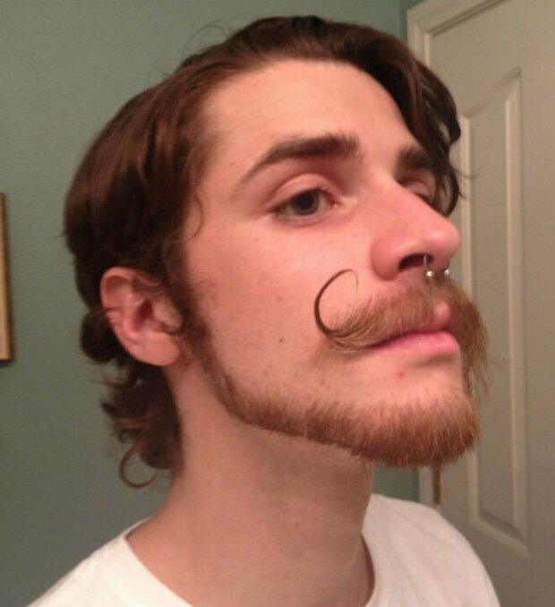 Vousy jako opičí ocas. Foto: snímek obrazovky boredpanda.com