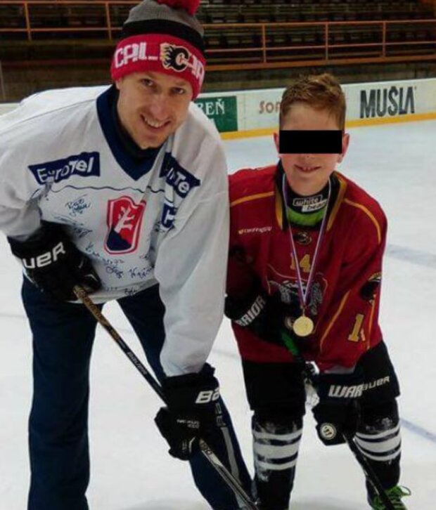 Bývalý hokejista Miroslav Ďurák se loučí se svou manželkou. Foto: snímek obrazovky extra.cz