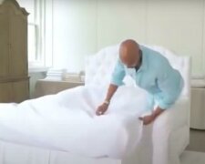 “Odteď stelu postel jedině s vlhkým prostěradlem. Trik mě naučila známá pokojská z hotelu”
