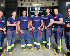 Svlékli se, aby pomohli: Australští hasiči nafotili kalendář s roztomilými zvířátky na rok 2022