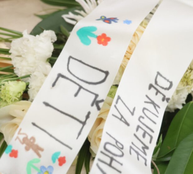 Poslední rozloučení s hercem Josefem Somrem. Foto: snímek obrazovky extra.cz