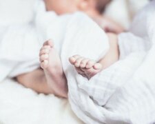 Doktor dal dítě matce a otočil se k oknu. V pokoji bylo úplné ticho