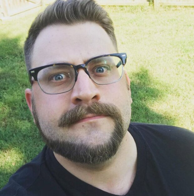 Vousy jako opičí ocas. Foto: snímek obrazovky boredpanda.com