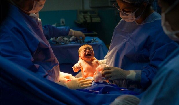 “Moje dcera se narodila statečná”: fotografie, na níž novorozenec napodobil výraz chirurga, se stala senzací