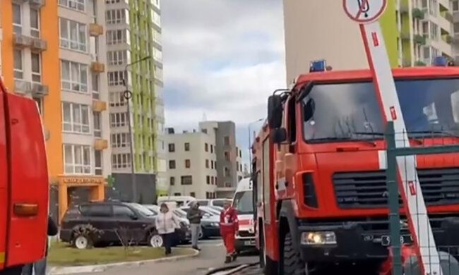 Předal dítěti kyslíkovou masku: jak včera hasič vynesl miminko z hořícího domu. Podrobnosti