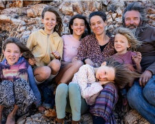 "Ve věku 11 let děti samy projevují zájem naučit se číst": Proč rodiče pěti dětí neučí děti číst a psát